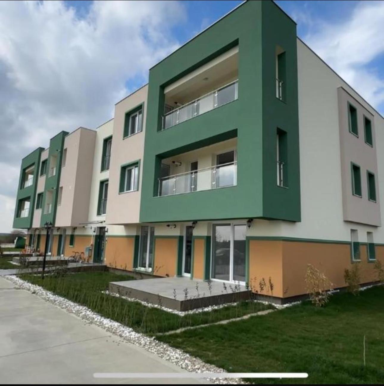 Libertatii Gardens Poolside Airport&Therme Отопени Екстериор снимка