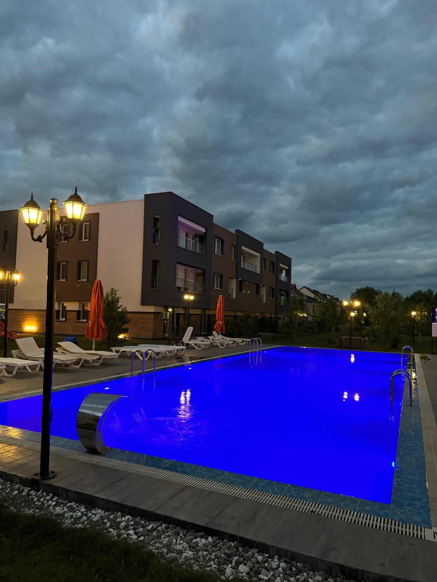 Libertatii Gardens Poolside Airport&Therme Отопени Екстериор снимка