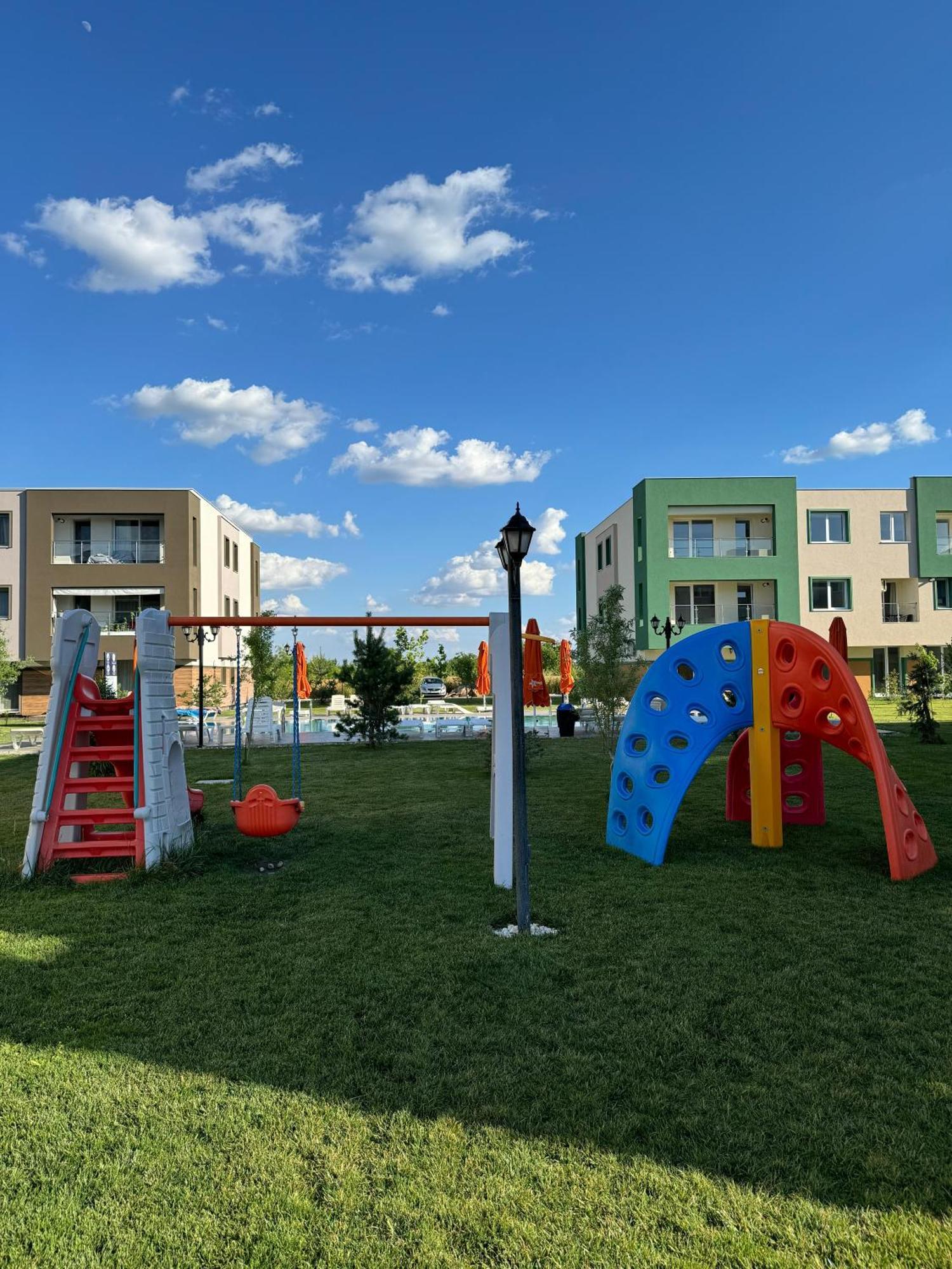Libertatii Gardens Poolside Airport&Therme Отопени Екстериор снимка