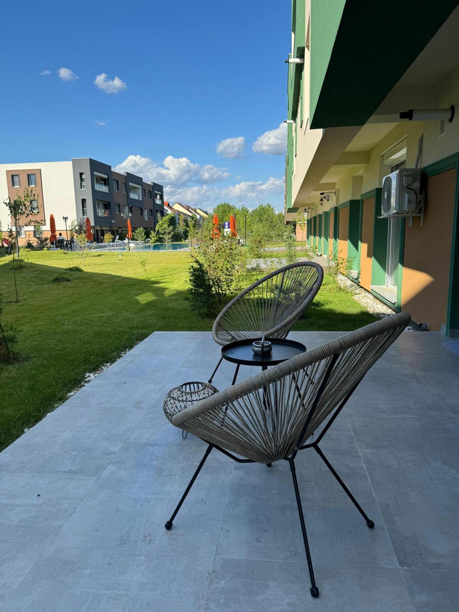 Libertatii Gardens Poolside Airport&Therme Отопени Екстериор снимка