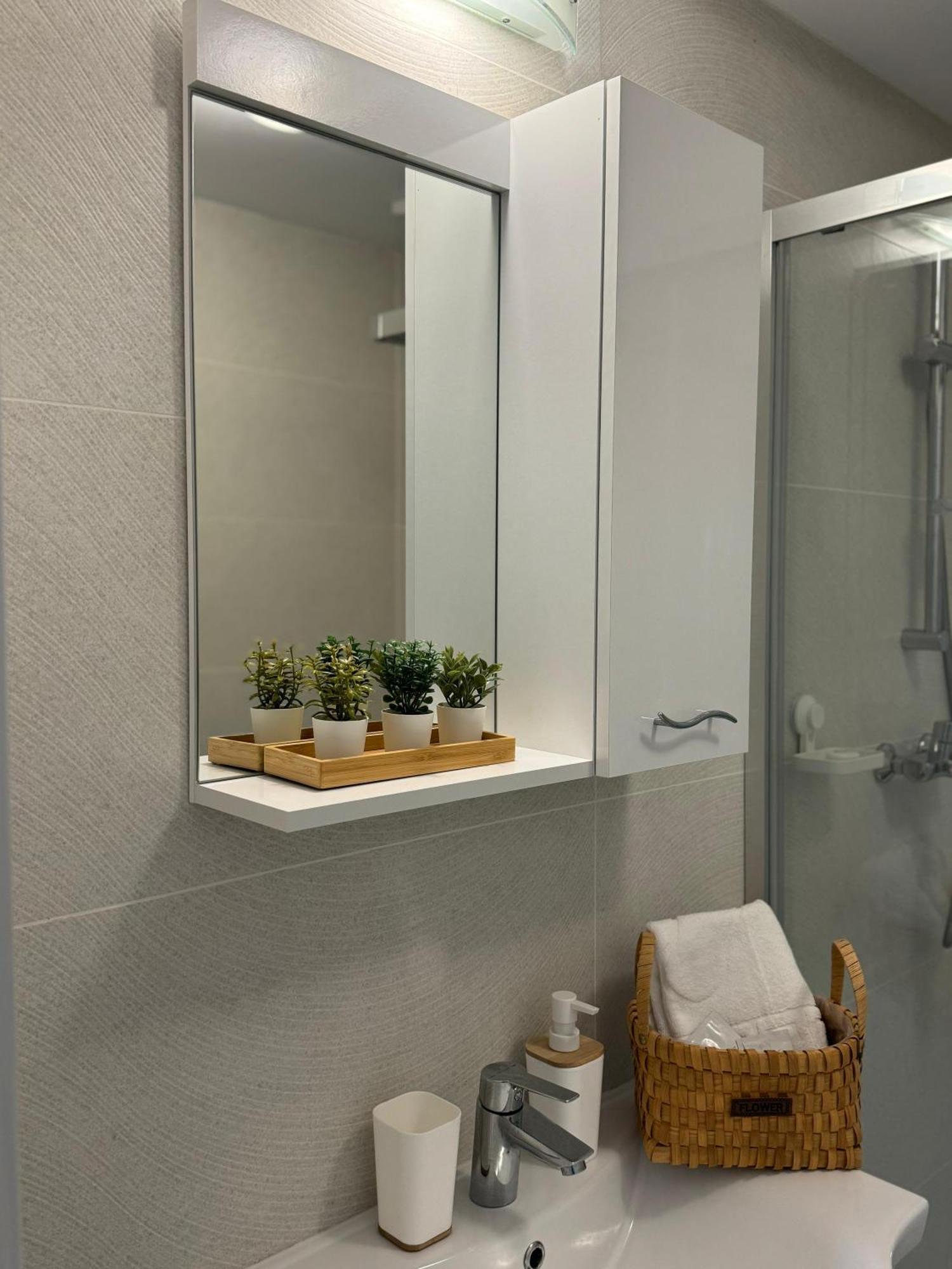 Libertatii Gardens Poolside Airport&Therme Отопени Екстериор снимка