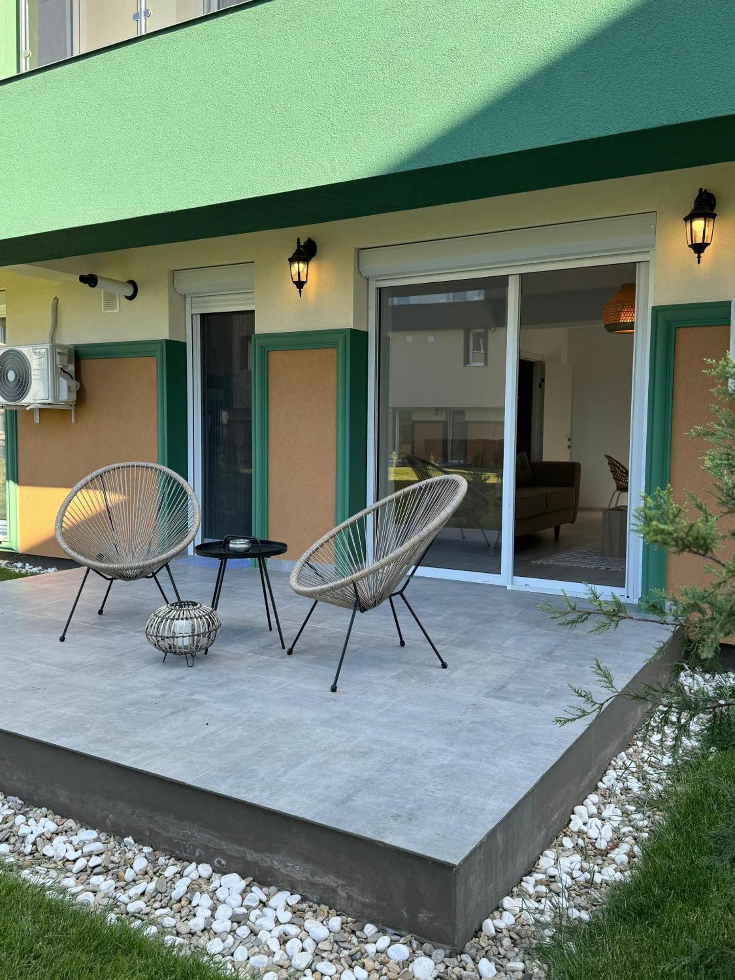 Libertatii Gardens Poolside Airport&Therme Отопени Екстериор снимка