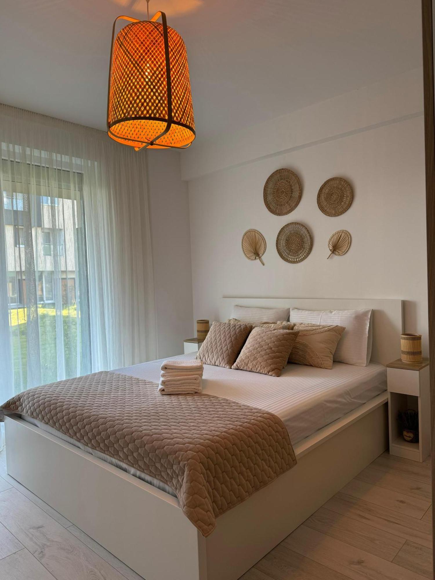 Libertatii Gardens Poolside Airport&Therme Отопени Екстериор снимка